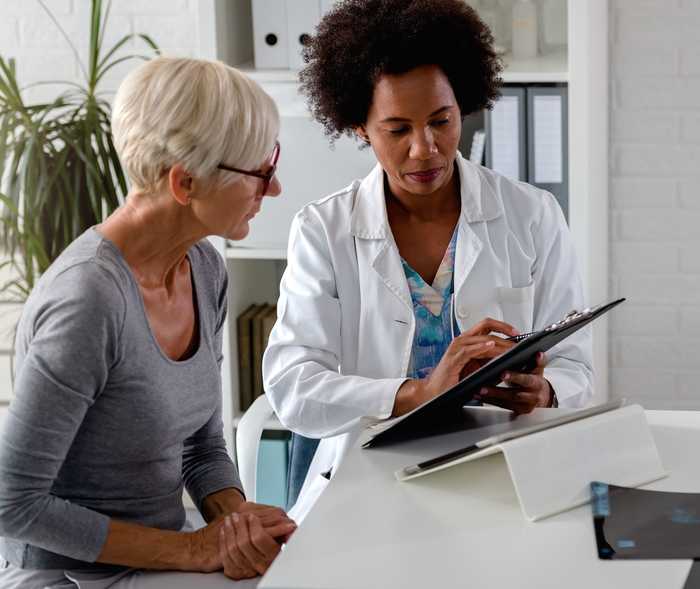 Ärztin und Patientin im Gespräch