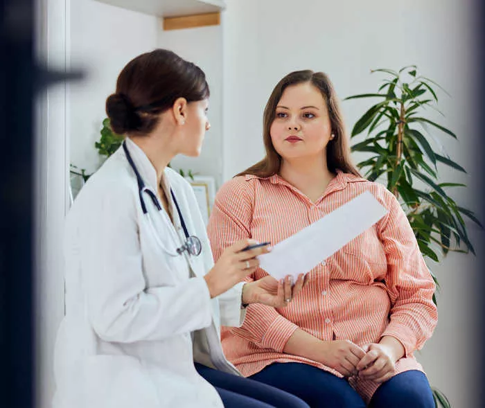 Brustkrebs: Behandlung Eine Ärztin erklärt einer Patientin etwas.