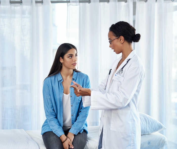 Ärztin im Gespräch mit einer Patientin Ärztin im Gespräch mit einer Patientin