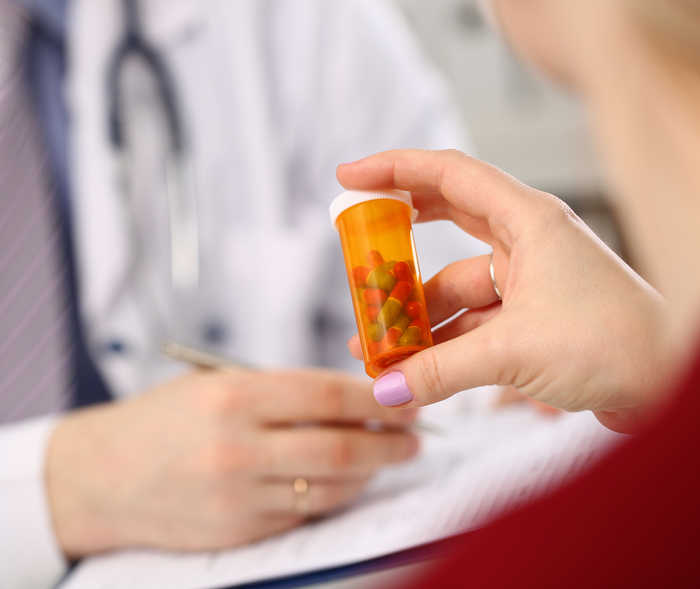Metastasierter Brustkrebs: Zielgerichtete Therapie Tablettendose in einer Hand.