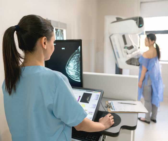 Deux femmes dans une salle d’examen médical.