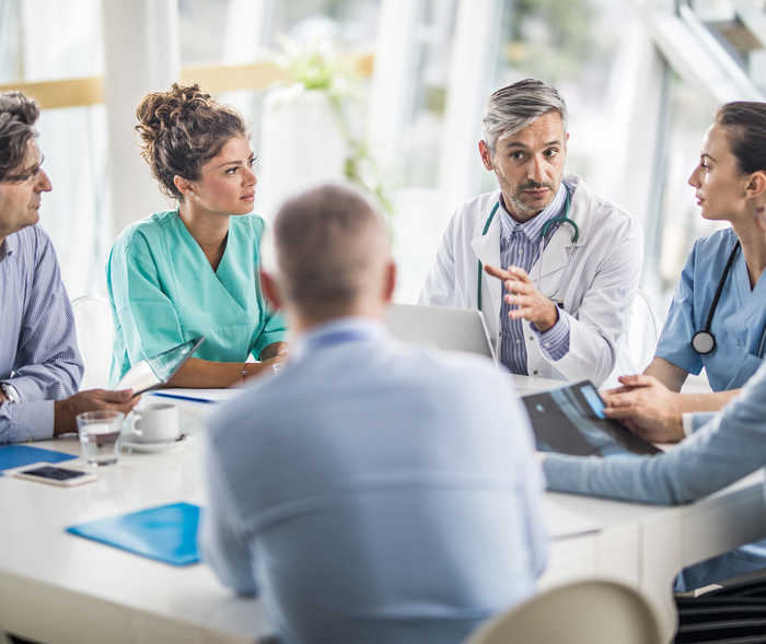 Un groupe de professionnels de la santé en pleine discussion.