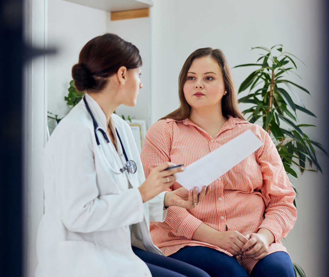 Brustkrebs: Behandlung Eine Ärztin erklärt einer Patientin etwas.