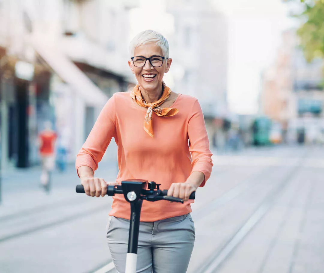 Eine Frau auf einem Elektroroller.