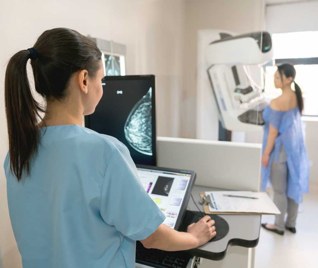 Deux femmes dans une salle d’examen médical.