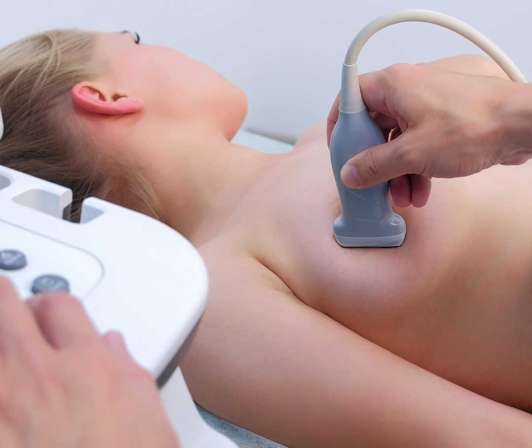 Examen échographique du sein droit d'une femme.