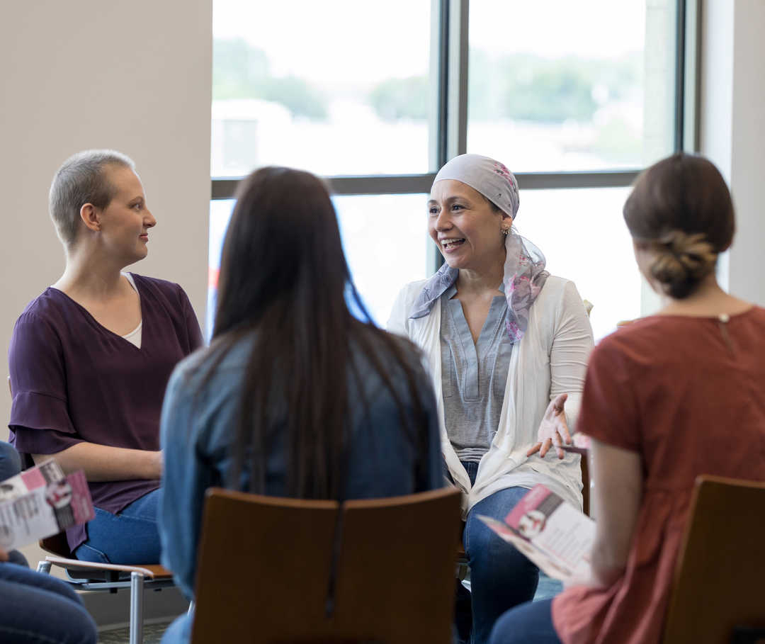Plusieurs femmes assises en cercle.