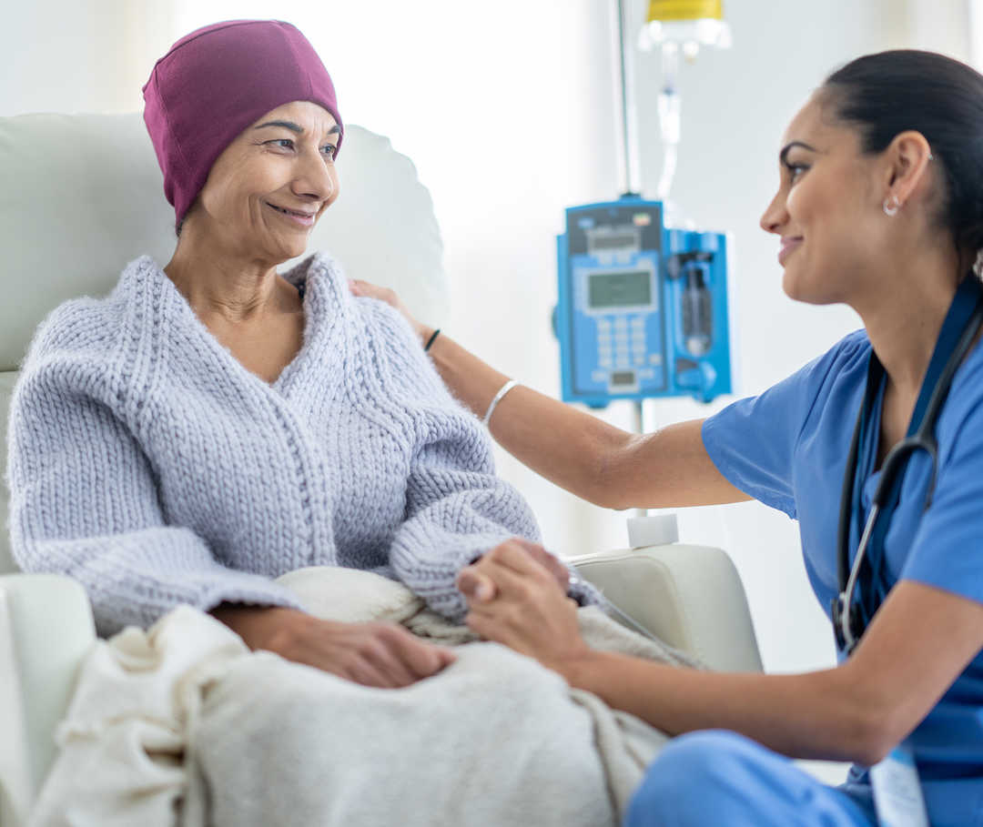 Une femme reçoit une injection de la part d’une médecin.