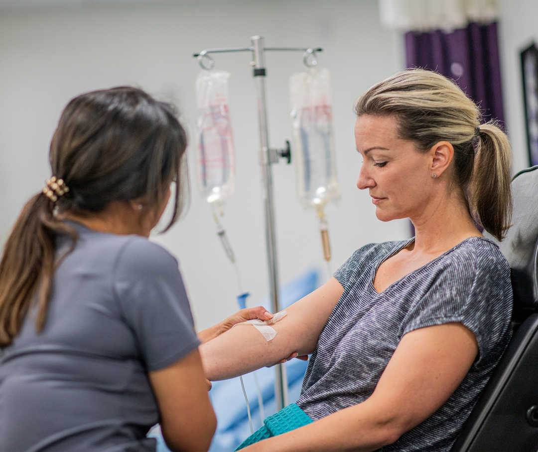 Une femme reçoit une perfusion.