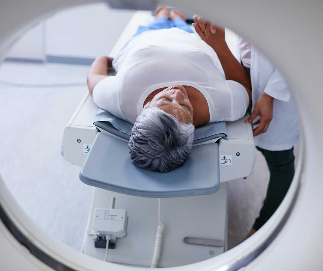 Une femme âgée sur une table d’examen.